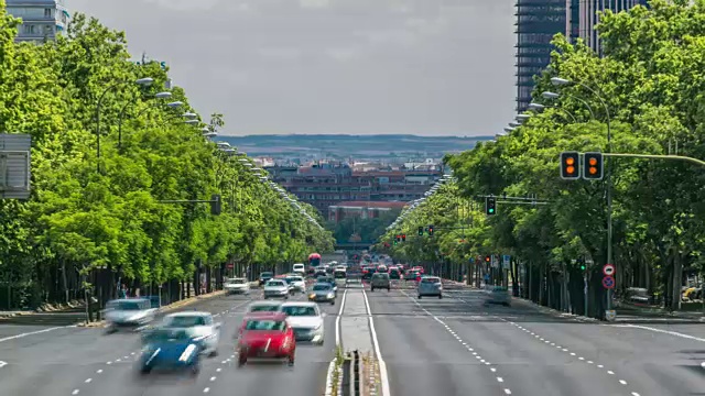 从卡斯提亚广场俯瞰，马德里，欧洲门塔附近的卡斯提亚大道的街道交通时间流逝视频下载