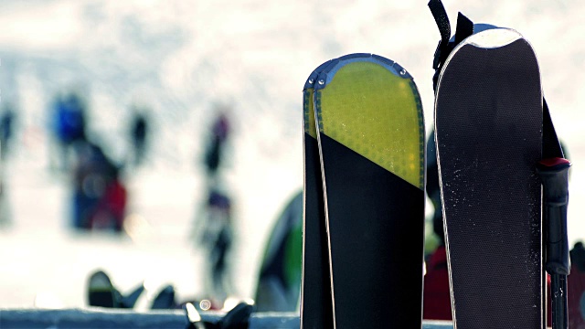 滑雪场的滑雪板特写视频下载