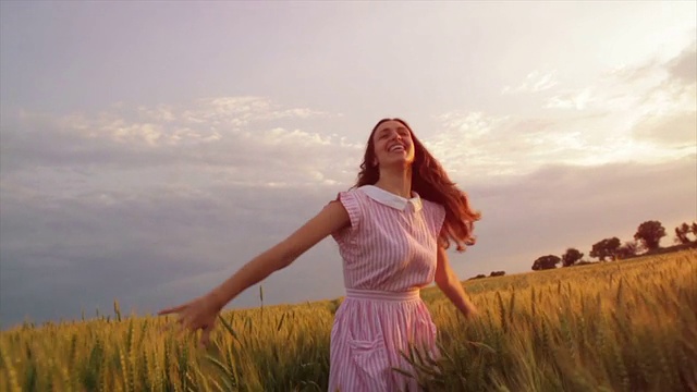 快乐活跃的年轻女人复古连衣裙奔跑自由的自然视频下载