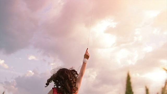 女人跑风筝自由概念夏季自然场视频购买