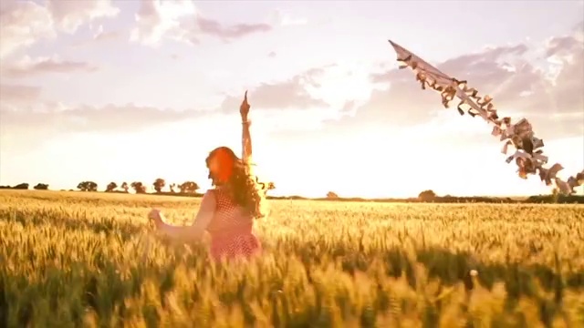 美丽的女孩跑夏天的田野日落风筝视频购买