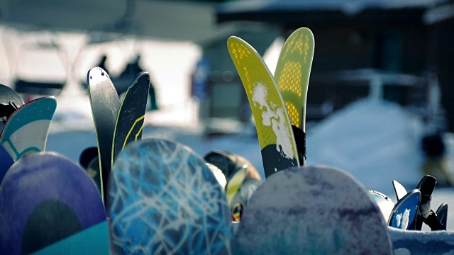 度假村的滑雪板视频下载