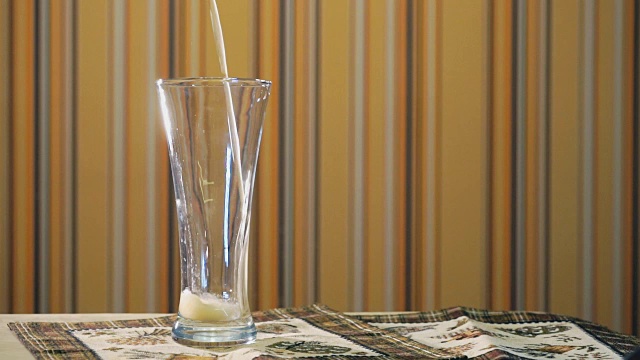 一股淡啤酒注入一个透明的玻璃杯视频素材