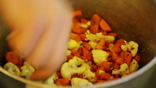 烹饪红烧花椰菜视频素材