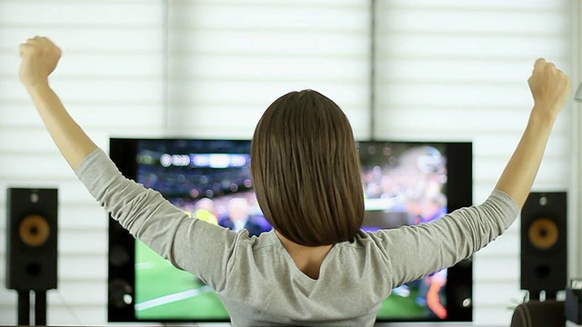 年轻女子庆祝足球进球，慢镜头视频下载