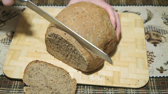 用刀在木板上切黑麦面包视频下载