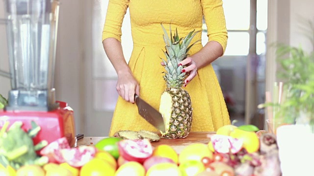 女子手切菠萝的画面视频下载