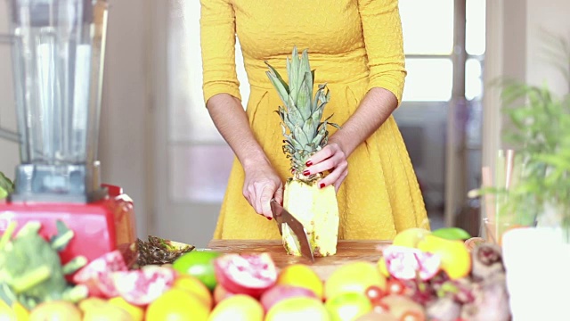女子手切菠萝的画面视频下载
