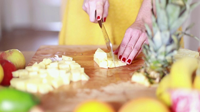 女人的手把菠萝切成小块视频下载