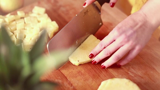 切菜板上切蔬菜的女人的手视频下载