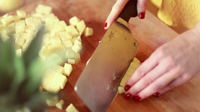 女人的手把菠萝切成小块视频下载