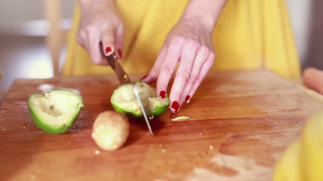 女人用手切牛油果视频下载