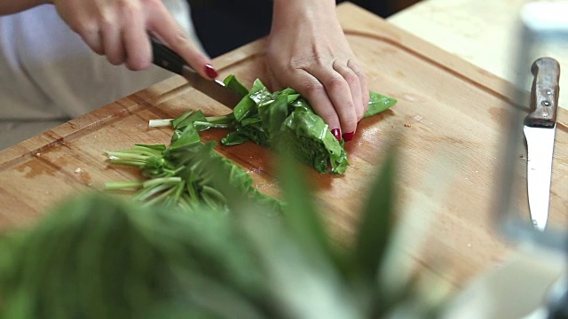 切菠菜的特写镜头视频素材