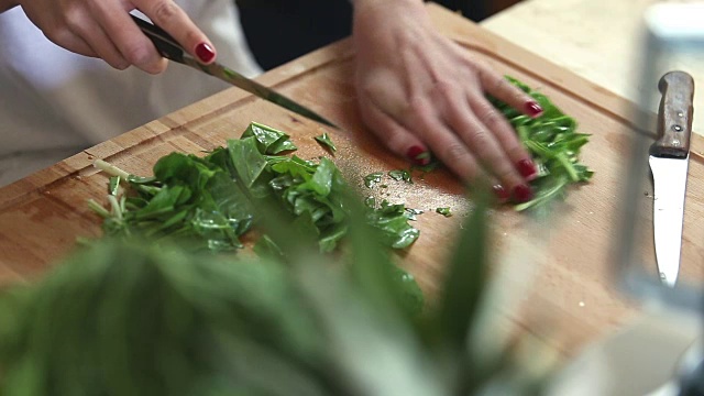 切菠菜的特写视频素材
