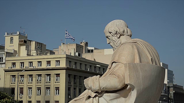 科学家柏拉图看着希腊国旗视频素材