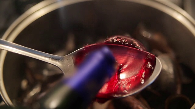 用红酒烹制贻贝视频素材