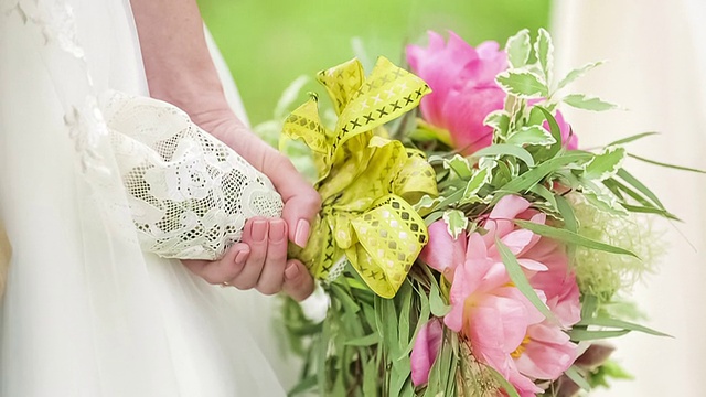 新娘手中五颜六色美丽的花束。视频下载