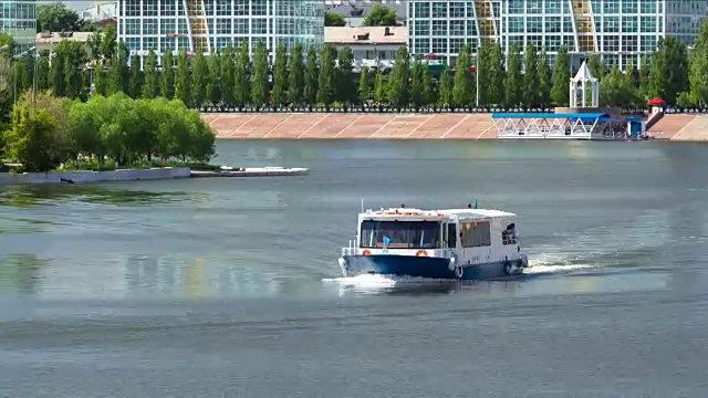 阿斯塔纳,哈萨克斯坦。阿斯塔纳的伊斯姆河上的游船视频下载