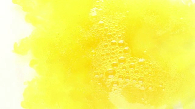 彩色黄色墨水在水在白色的背景视频素材
