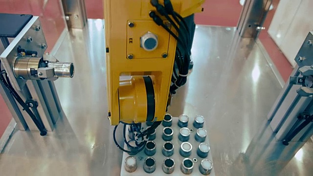 工业机器人手臂为未来使用做细节准备视频素材