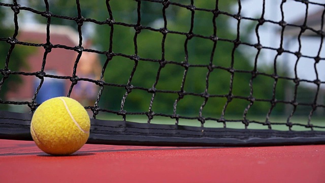 球场上的网球靠近网外视频下载