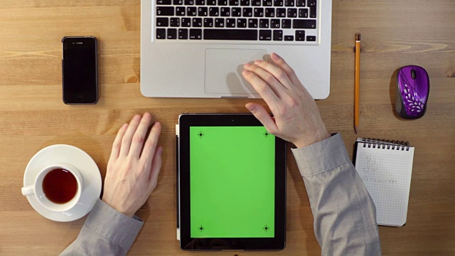 使用绿色屏幕的笔记本电脑和平板电脑视频素材