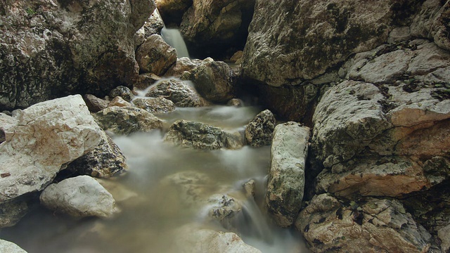 瀑布和清凉的山溪缓慢的快门时间流逝视频下载