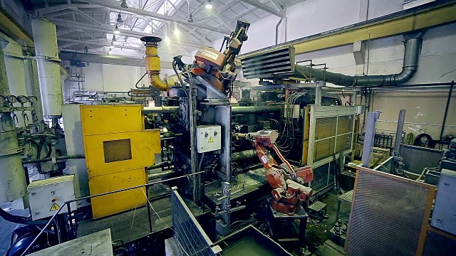 自动机器人在生产线零件上工作，在工厂装配零件视频下载