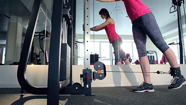 在健身房用器械锻炼的女人视频素材