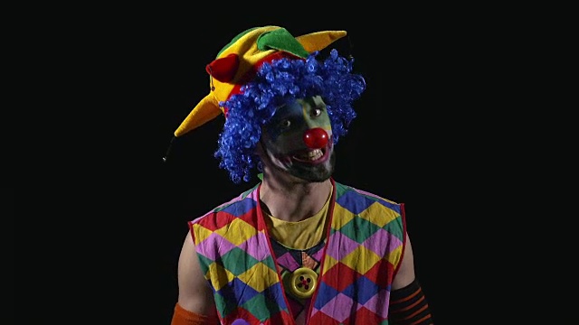 年轻滑稽的小丑做着滑稽的鬼脸视频素材