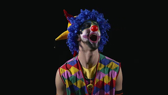 年轻滑稽的快乐和滑稽的小丑是浪漫的做滑稽的脸视频素材