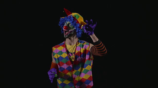 年轻有趣的小丑吹两个气球视频素材