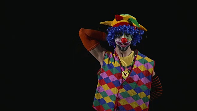 年轻有趣的小丑用气球做贵宾犬视频素材