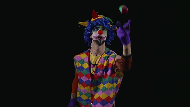 年轻滑稽滑稽的小丑杂耍视频素材