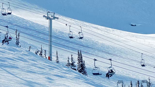 阳光山坡上的滑雪缆车视频素材