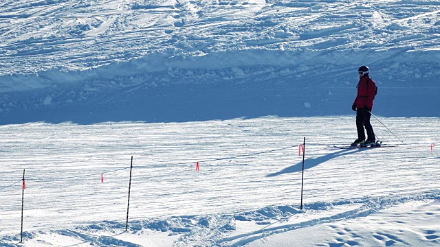 人们在赛道上滑雪和滑雪板视频素材