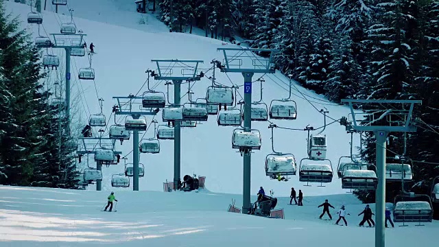 人们在繁忙的滑雪场视频素材