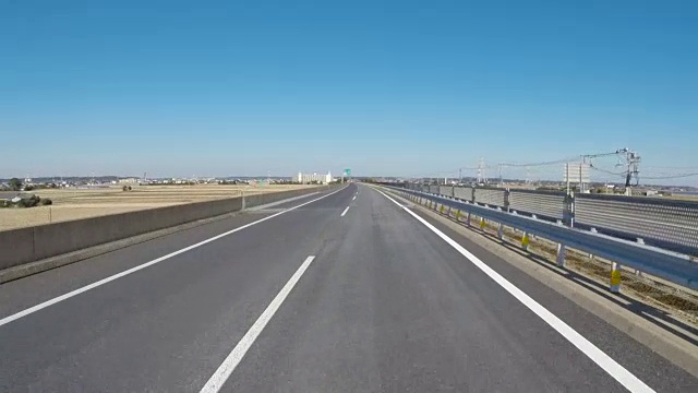 从东京到茨城市的蓝驱车穿过高速公路。视频素材