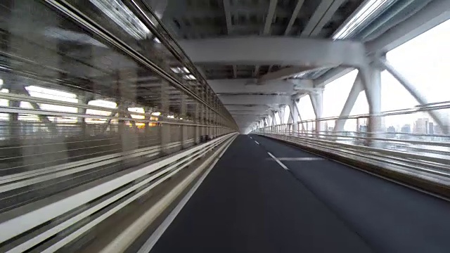 司机的后视图变化在虹桥。视频素材