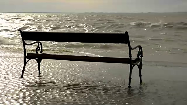 匈牙利巴拉顿湖上的长椅视频下载