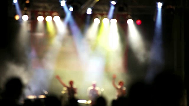 一支年轻的迪斯科乐队在烟雾缭绕的舞台上表演视频素材