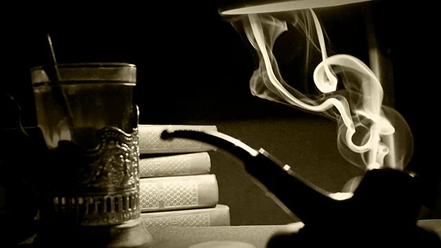 旧电影的效果镜头，烟筒的烟和茶在杯中视频下载