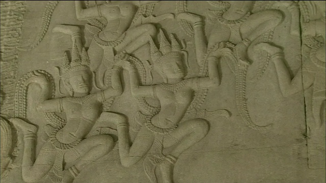 潘在柬埔寨吴哥窟的水女神和飞天浮雕上视频下载