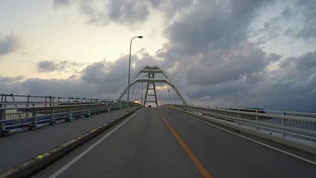 司机POV在Sesokojima过桥。视频素材