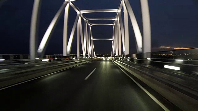 夜景的汽车后视图通过东京门大桥。视频素材