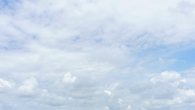 4K/超高清到高清延时:Cloudscape延时，白云在蓝天上奔跑。视频素材