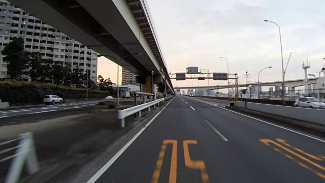 司机的后视图变化在虹桥。视频素材