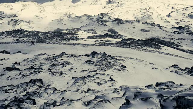 一个登山者在积雪的背景下行走视频素材