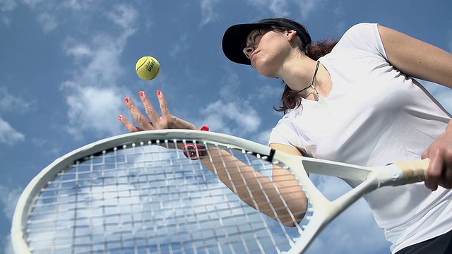 网球运动员发球低角度慢动作视频下载