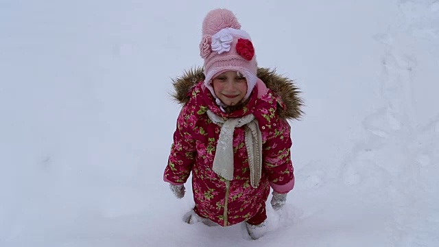 那个女孩在雪地里跌倒了视频下载